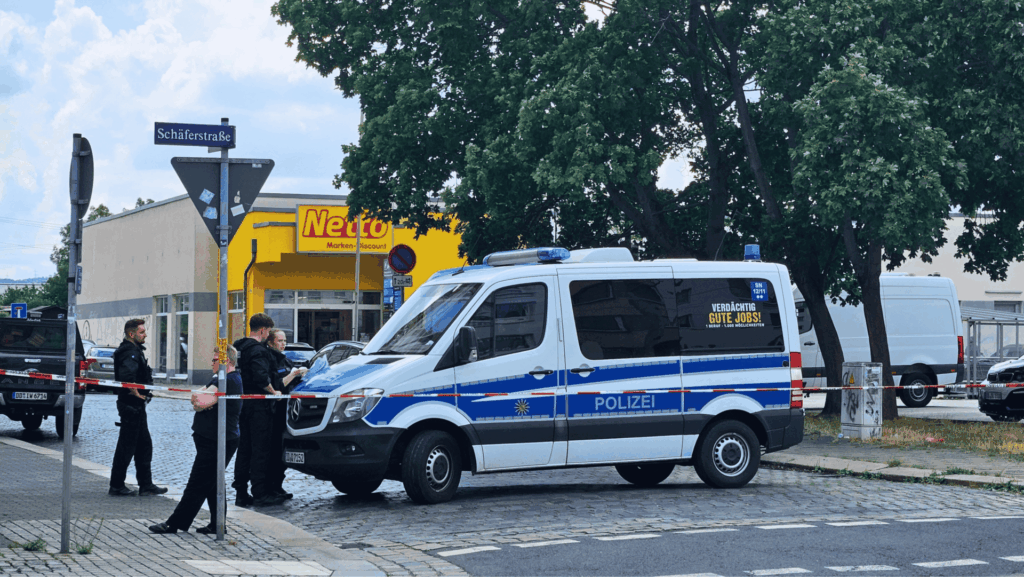 Polizei am NETTO-Markt Menageriestraße