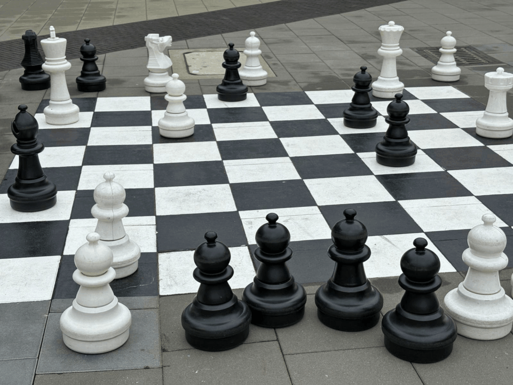 Schach kann auch mit großem Schachbrett gespielt werden
