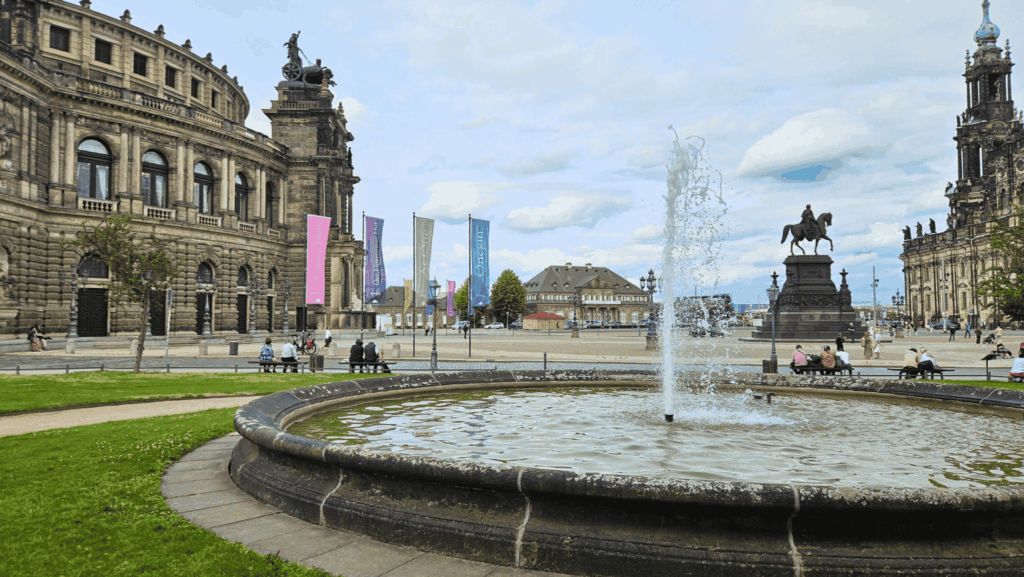 Theaterplatz mit Semperoper und Brunnen