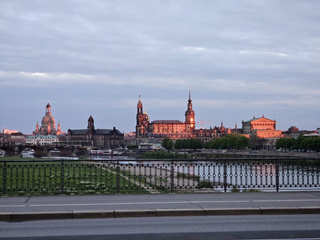 Der Dresdner Nachtlauf startet am 14. August 2026. Hier findest du Startzeiten, Strecken und Sperrungen am Terrassenufer und Elberadweg.