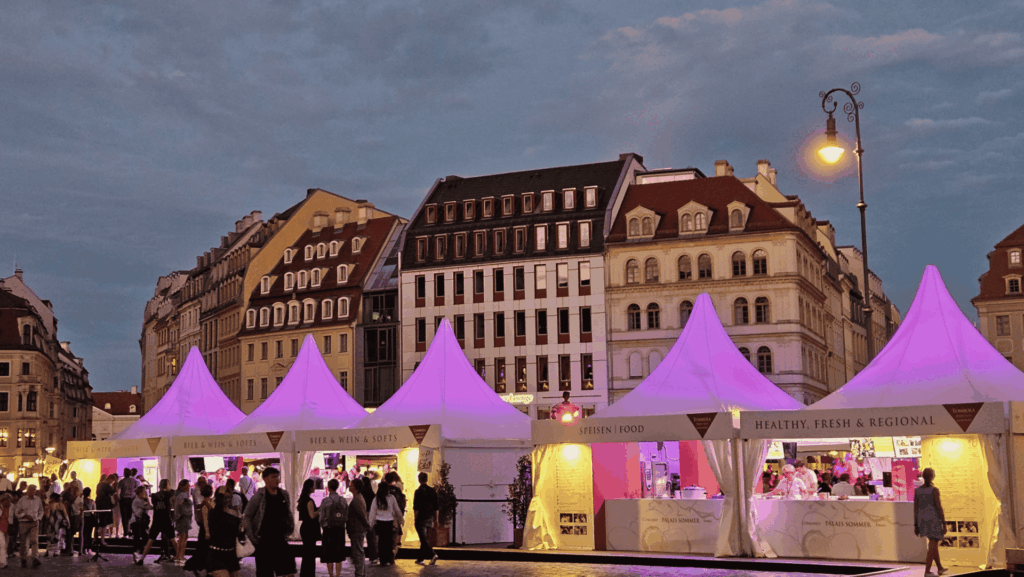 Der Palais Sommer am Neumarkt mit seinen romantischen Zelten bietet eine schöne Atmophäre.