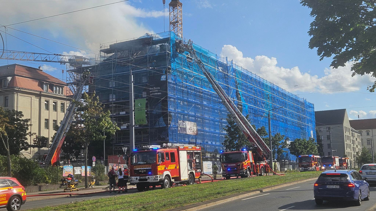 Dachstuhlbrand Fröbelhöfe, Löbtauer Straße, Fröbelhöfe, Friedrichstadt, Feuerwehr Dresden, Polizei Dresden, Schweißarbeiten, Rohbau