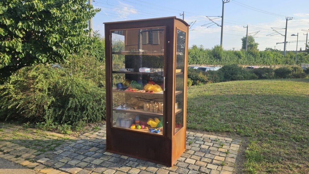 Schrank mit Utensilien auf dem Platz der Kinderrechte