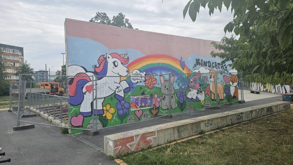 Wer in diesen Tagen am Platz der Kinderrechte in der Friedrichstadt vorbeikommt, steht vor einem Bauzaun.