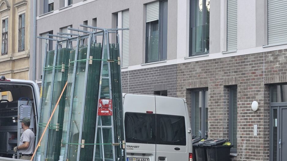 Neun Tage nach dem Dachbrand wird an den Fröbelhöfen weitergebaut. An der beschädigten Dachecke ist das Brandloch noch deutlich sichtbar.