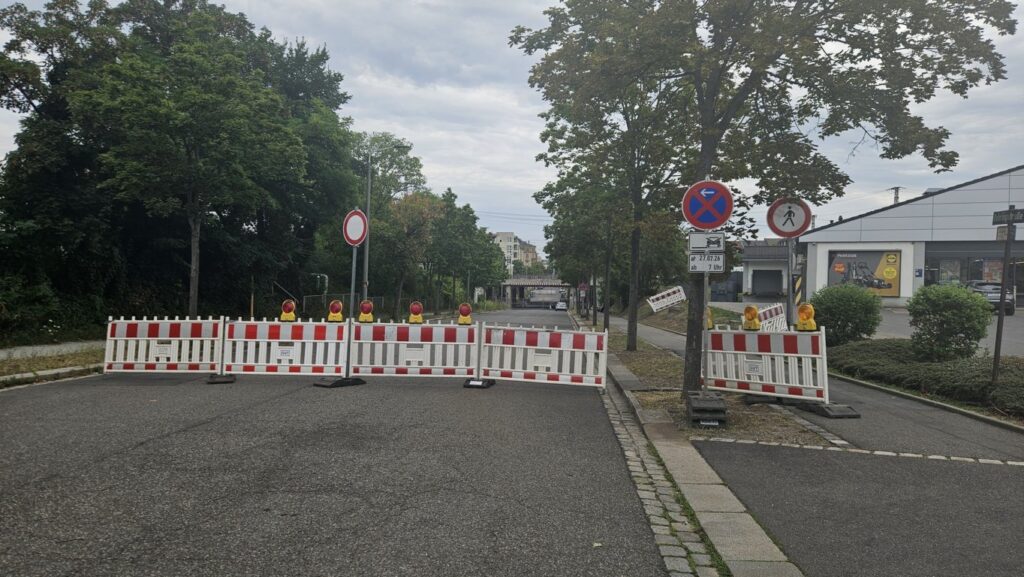 Behringstraße schon wieder dicht wegen Einbau der Hilfsbrücken durch die Deutsche Bahn