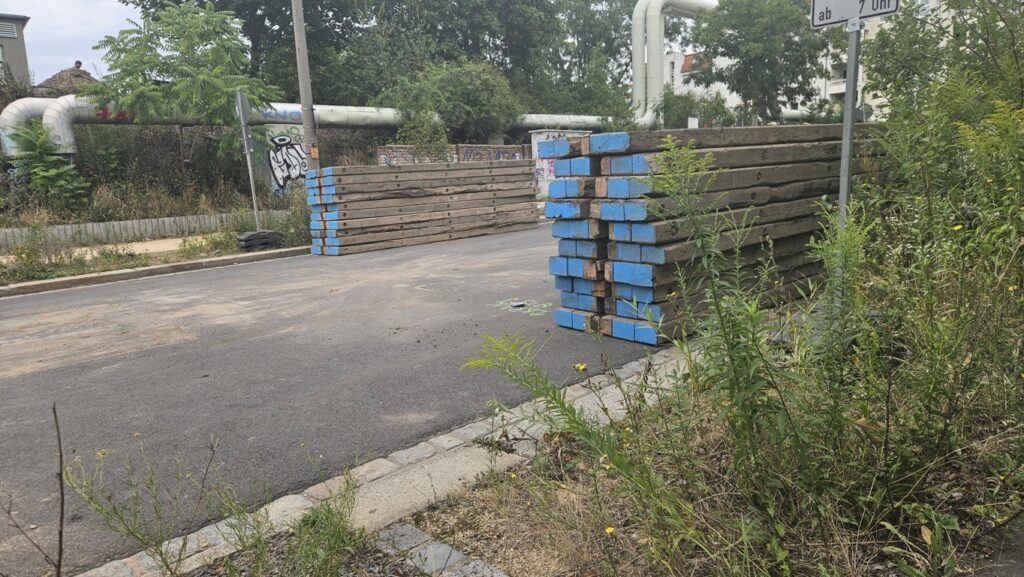 Holzbohlen liegen schon im Baustellenbereich