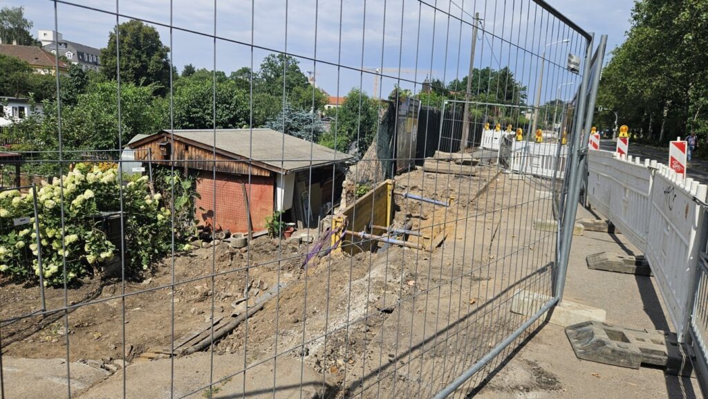Wasserrohrbruch beschädigte Gehweg und Fahrbahn an der Magdeburger Straße