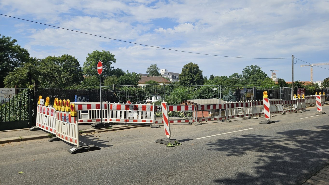 Wasserrohrbruch beschädigte Gehweg und Fahrbahn an der Magdeburger Straße