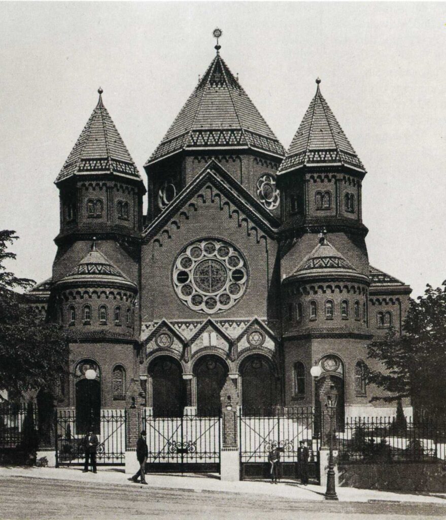 Historische Aufnahme einer Synagoge als Teil der Ausstellung „Platz finden. Zur Sichtbarkeit jüdischen Bauens in Sachsen“ im Kulturpalast Dresden. Ausstellung im Kulturpalast Dresden