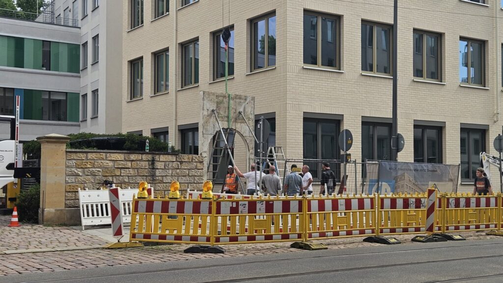 Dieses Tor wurde am Mittwoch neben das Kinderzentrum Dresden friedrichstadt eingesetzt.