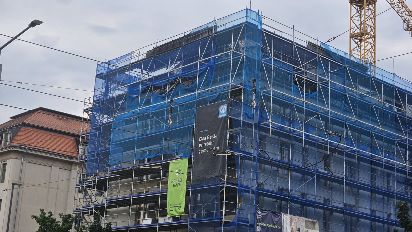 Die Fröbelhöfe stehen nicht still. Am Mittwochmorgen, dem 5. August 2026, arbeiteten Handwerker an mehreren Teilen des großen Wohnprojektes weiter.