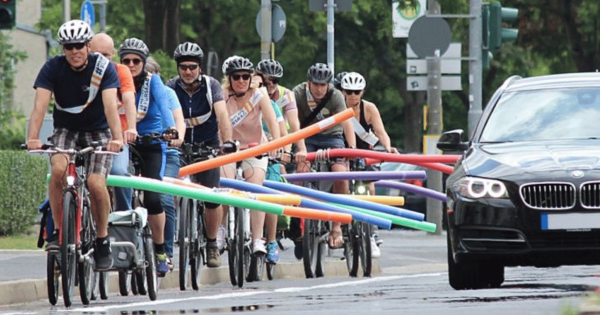Radfahrende mit seitlich befestigten Poolnudeln treffen sich zur Poolnudel-Demo am Rathauspark Löbtau.