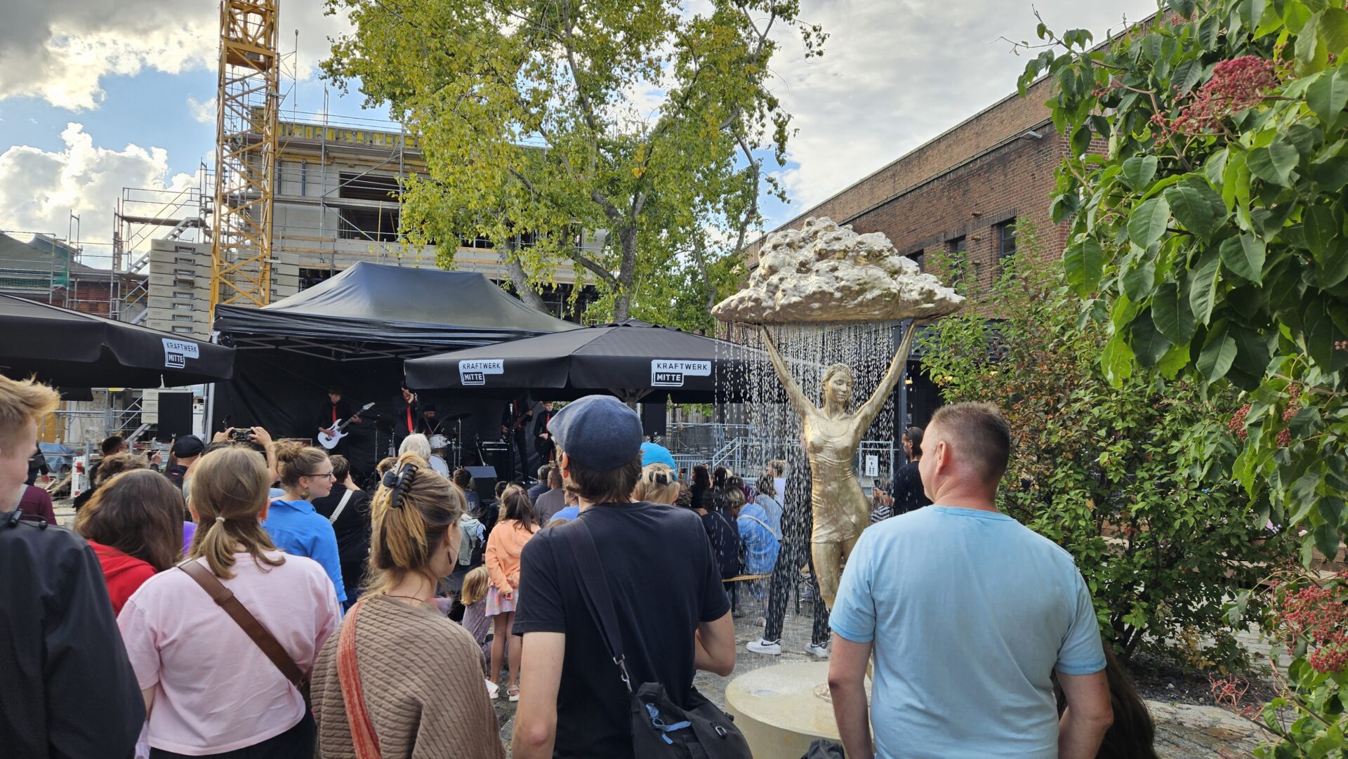 Besucher beim Kraftwerk-Mitte-Fest auf dem historischen Kulturareal in Dresden