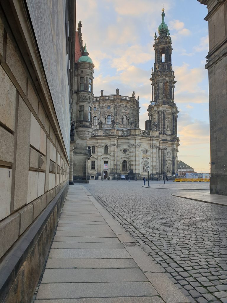275 Jahre Hofkirche Dresden, unter dem Barockbau ruhen Könige und Kurfürsten. Bei einer öffentlichen Führung lässt sich die Gruft der Wettiner entdecken, sogar an Halloween.